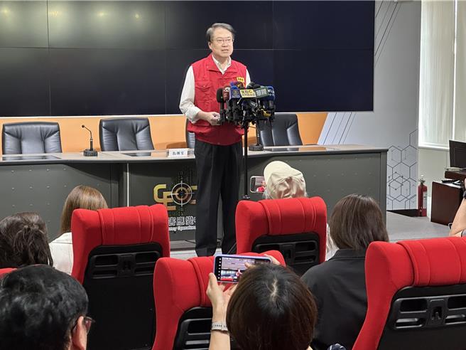 中央灾害应变中心指挥官林右昌今上午陪同蔡英文总统、行政院长陈建仁视察中央灾害应变中心，会后举行记者会说明。（高钧麟摄）