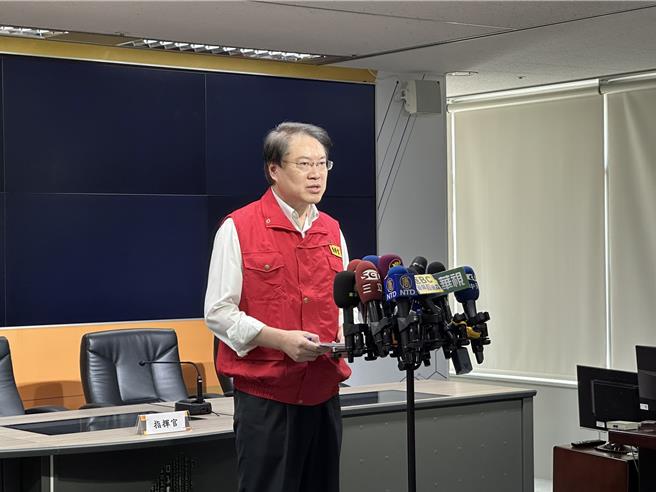 中央灾害应变中心指挥官林右昌说明地震情况。（高钧麟摄）