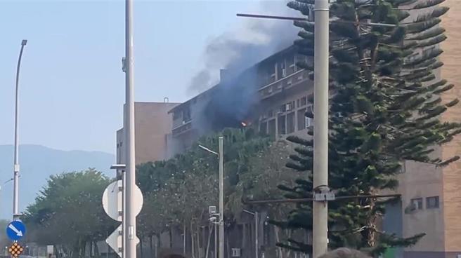 国立东华大学理工一馆今（3日）惊传火警，起火位置疑似是4楼的实验室，现场传出爆炸声。（校方提供／吴佩蓉宜兰传真）