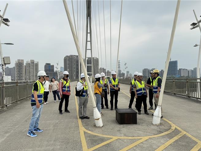 新北市高滩处已安排吊索详细检测，确认桥梁安全无虞前将暂时封闭新月桥主桥段。（新北市高滩处提供）