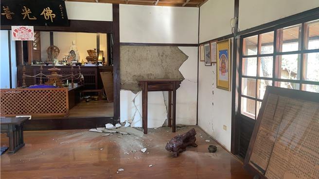 花莲县定古蹟「吉安庆修院」佛堂墙壁碎裂掉落、木构件位移。（文化部提供／李怡芸台北传真）