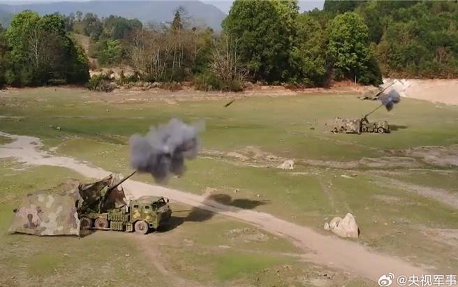 大陸解放軍位中緬邊境實兵實彈演習，現場畫面發布。（大陸央視）
