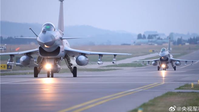 大陸解放軍位中緬邊境實兵實彈演習，現場畫面發布。（大陸央視）