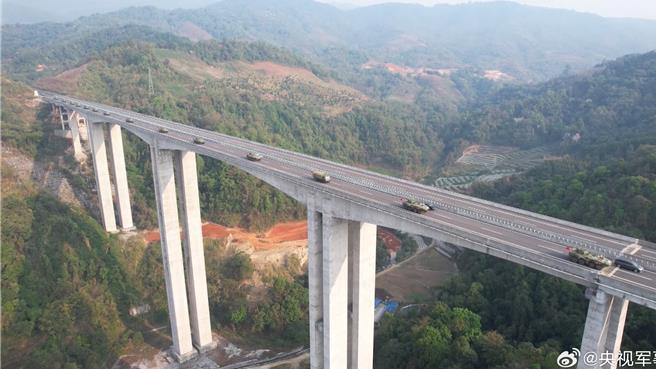 大陸解放軍位中緬邊境實兵實彈演習，現場畫面發布。（大陸央視）