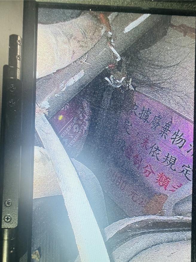 屏東特搜隊3日下午3時30分特搜人員利用影音探測器發現受困者的頭髮，目前患者被壓在樑柱底下，經初步判斷已無生命徵象。（屏東消防局提供／謝佳潾屏東傳真）