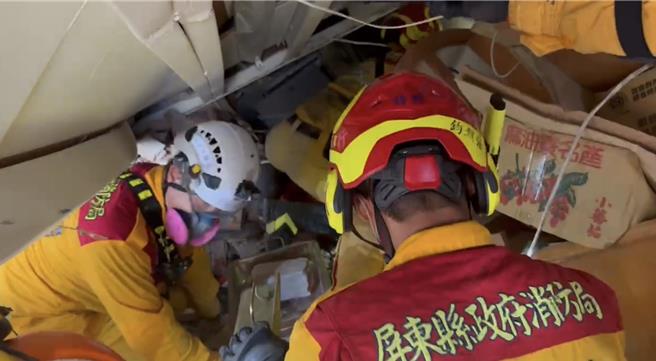 屏東特搜隊3日下午3時30分特搜人員利用影音探測器發現受困者的頭髮，目前患者被壓在樑柱底下，經初步判斷已無生命徵象。（屏東消防局提供／謝佳潾屏東傳真）
