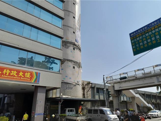 今早7点58分震央位于花莲的大地震，造成彰化县政府第二行政大楼外墙磁砖剥落，为避免民眾受伤，现场紧急拉起封锁，后续研议将重新拉皮。（叶静美摄）