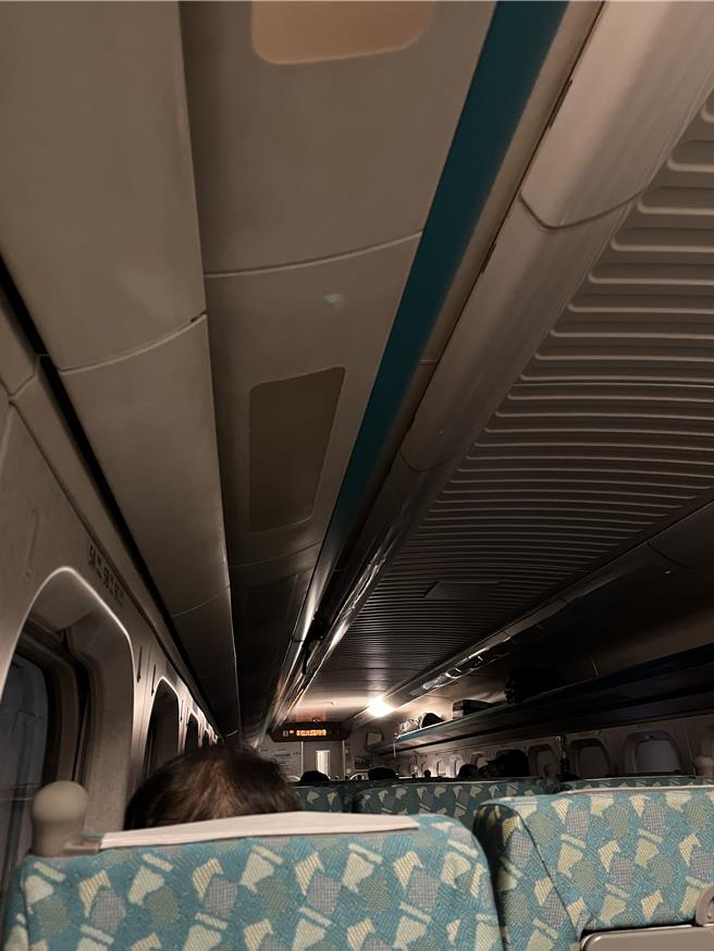 王晋谦搭高铁遇到地震被吓坏，当时列车上停电，一片漆黑，仅有紧急灯亮起。（王晋谦提供）