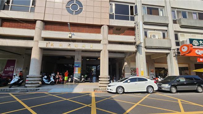 今早7点58分震央位于花莲的大地震，造成员林国宅中庭屏风磁砖脱落，彰化县府已经通知管委会儘速处理。（民眾提供／叶静美彰化传真）