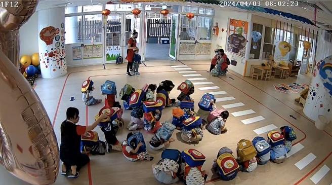 花蓮發生規模7.2地震，桃園市消防局大林分隊3日到轄區幼兒園舉辦防火、防震宣導及體驗，因宣導前才發生地震，學生也對於防災更有感。幼兒園也在事發時，老師指揮學生拿書包擋頭，相當快速。（翻攝照片）