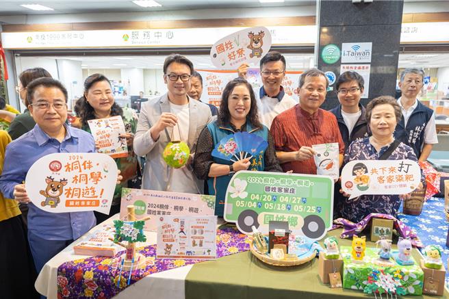 国姓乡长邱美玲亲自向推介桐花小旅行，将带游客登山或骑自行车环村探访桐花秘境。（南投县政府提供／杨静茹南投传真）