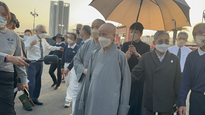 證嚴法師到達坍塌現場，關心受災戶。（圖／羅亦晽攝）