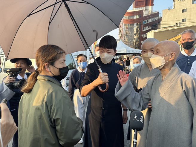 證嚴法師到達坍塌現場，關心受災戶。（圖／羅亦晽攝）