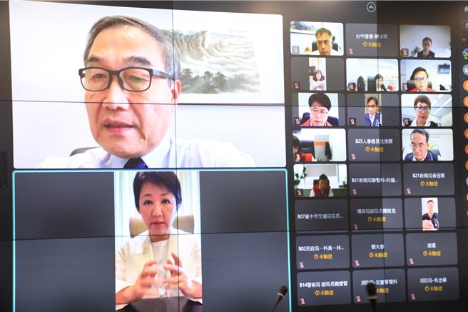 台中市长卢秀燕出访新加坡，隔海视讯主持防灾应变会议。（台中市府提供）