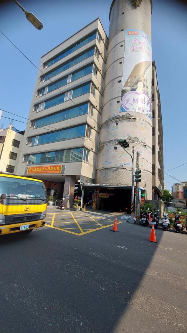 今日清晨7點58分全台有感地震，造成彰化縣政府第二辦公室外牆磁磚剝落，目前外牆下方附近已設置三角錐警戒，拉封鎖線，並聯繫員警到場指揮交通，無人員受傷。（消防局提供／葉靜美彰化傳真）