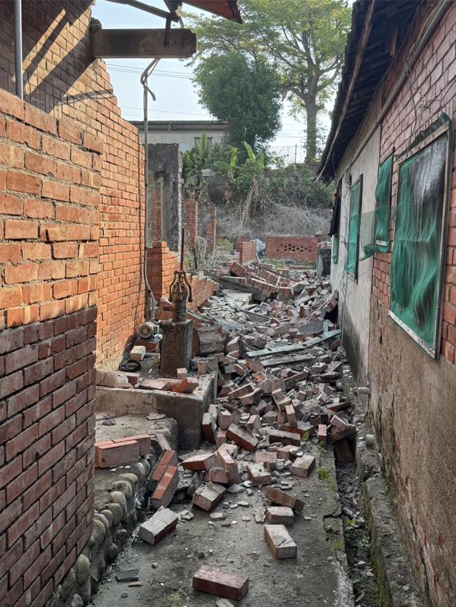 今日清晨7點58分全台有感地震，造成大村鄉黃厝村1棟空屋旁的圍牆倒塌，無人員受傷。（消防局提供／葉靜美彰化傳真）