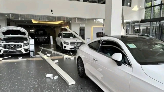 桃園一間賓士展示間，因為強震裝潢掉落，新車慘遭砸損，損失慘重。（翻攝爆料公社）
