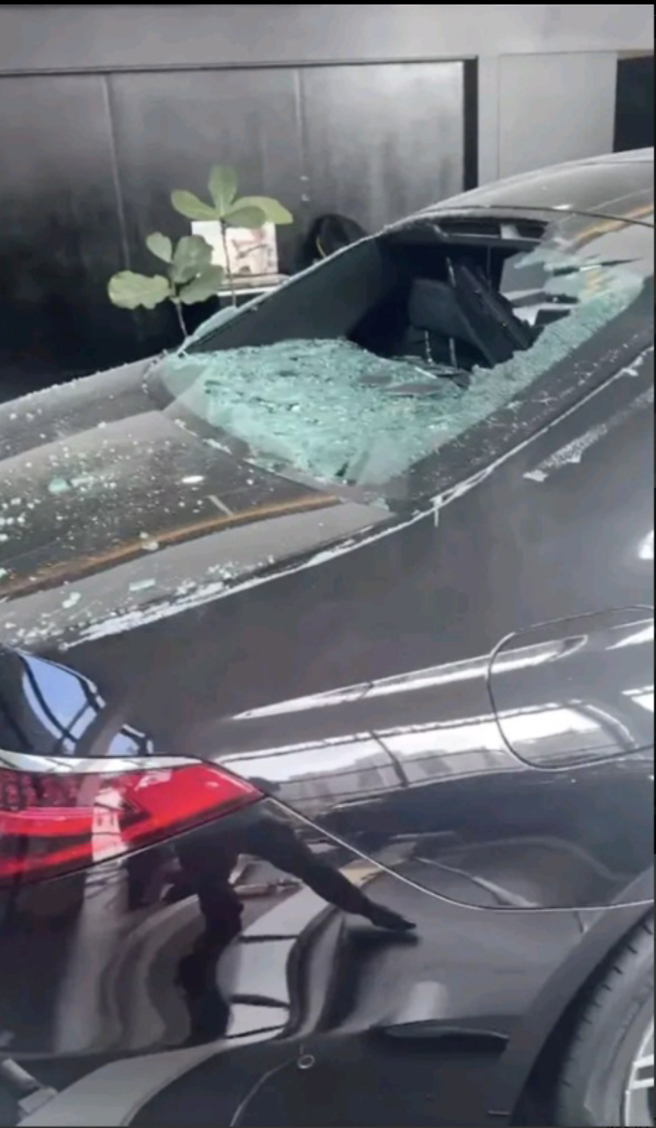 桃園一間賓士展示間，因為強震裝潢掉落，新車慘遭砸損，損失慘重。（翻攝爆料公社）