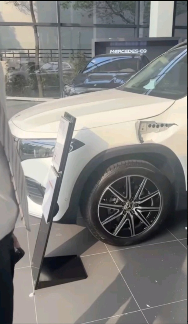桃園一間賓士展示間，因為強震裝潢掉落，新車慘遭砸損，損失慘重。（翻攝爆料公社）