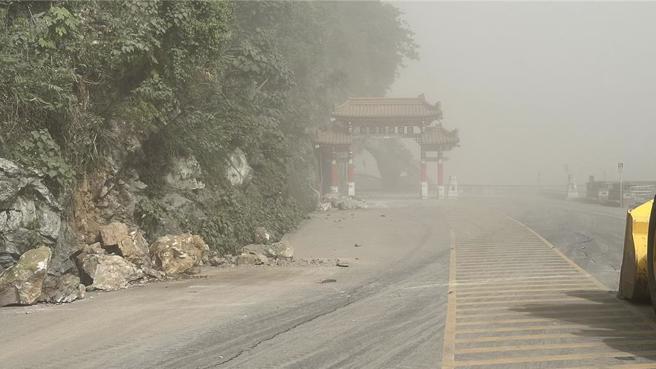 花莲秀林乡太鲁阁晶英酒店「50员工」惊传失联。图为太鲁阁国家公园入遭大石块封闭。（太管处提供）