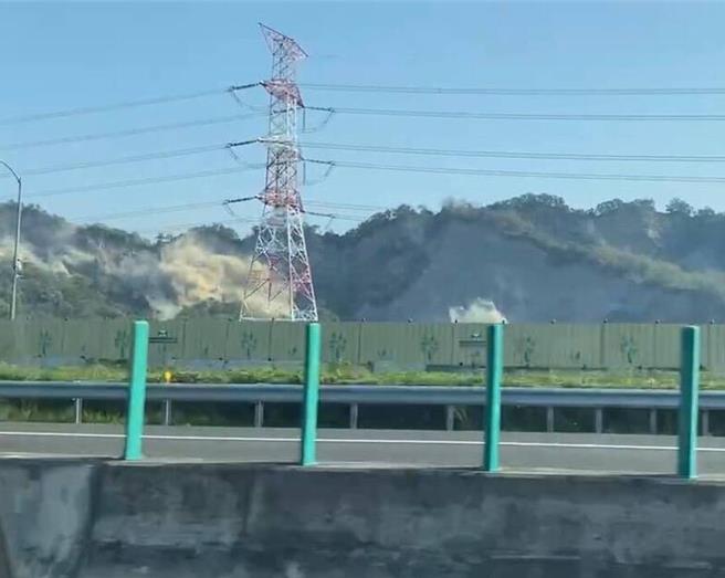 民眾搭車行經國道六號遇0403花蓮大地震，用手機錄下九九峰因土石崩落揚起塵土的畫面。（民眾提供／楊靜茹南投傳真）