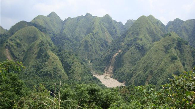 南投縣草屯鎮九九峰歷經25年積極復育變得青翠蓊鬱，3日遇0403花蓮大地震再度土石崩落，禿了一小塊。（林保署南投分署提供／楊靜茹南投傳真）