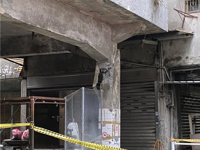 桃園市大溪區私有三元市場經歷3日上午芮氏規模7.2強震後，梁柱出現明顯損壞裂痕。（蔡明亘攝）