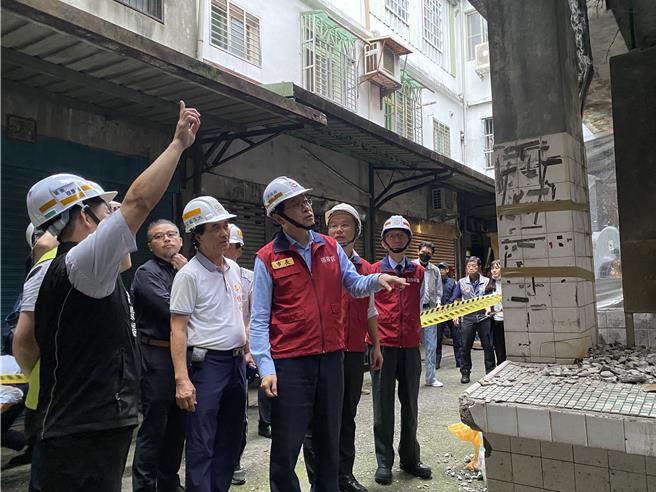 桃園市長張善政3日傍晚勘查大溪區私有三元市場。（蔡明亘攝）