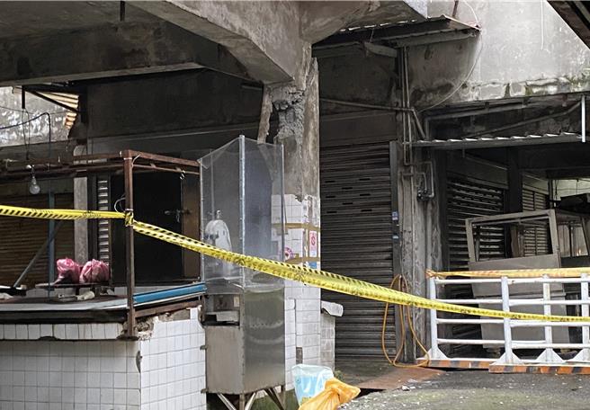 桃園市大溪區私有三元市場經歷3日上午芮氏規模7.2強震後，梁柱出現明顯損壞裂痕。（蔡明亘攝）