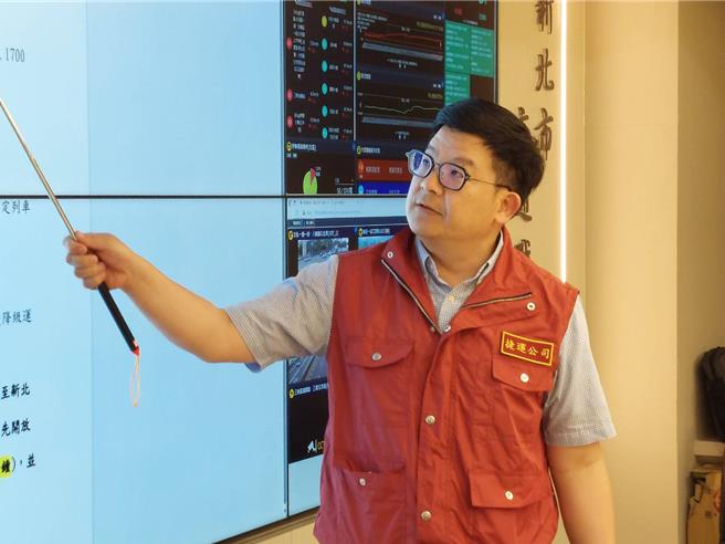 新北捷运公司总经理吴国济表示，板新站到桥和站下行行轨共7处轨道错位。（陈慰慈摄）