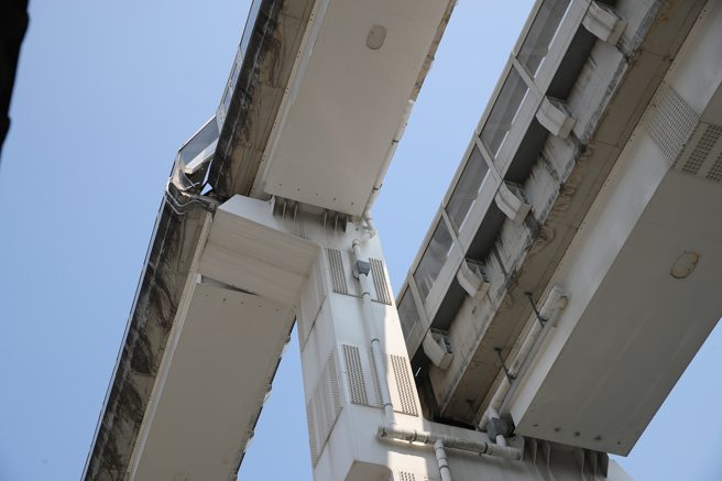 今早7时58分台湾东部海域发生芮氏规模7.2地震，全台有感，新北捷运环状线板新站到桥和站之间的一段轨道出现错位，明显看出往外侧偏移。（黄世麒摄）