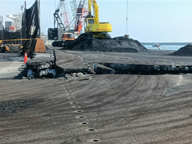 花莲港西提码头因地震出现凹陷突起，不过大致安全。4日配合执行海上输运。（花莲港务分公司提供）