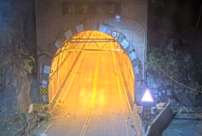 花蓮發生7.2強震，有民眾跟車輛受困在錦文隧道口。（取自公路局即時影像）