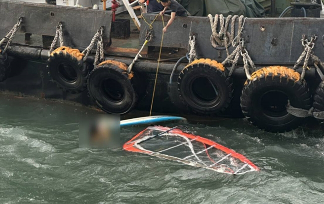 70多岁的风帆玩家，被船艇拉回岸边。（翻摄画面）