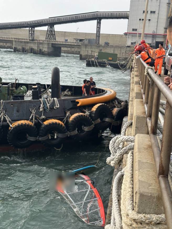 70多岁的风帆玩家，被船艇拉回岸边。（翻摄画面）