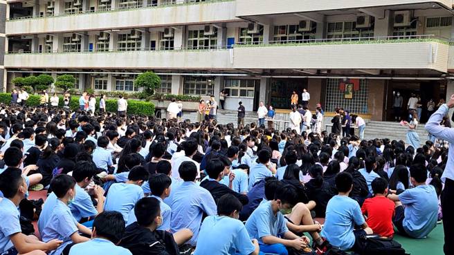 强震来袭，北市中正国中师生立即到教室外避震，展现平时演练成果。（读者提供）
