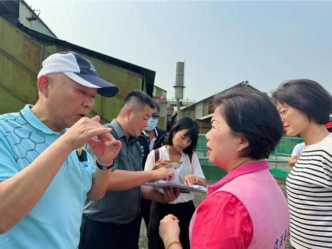 0403花蓮大地震，台中百年歷史建築月眉糖廠煙囪出現裂縫，立委楊瓊瓔（右前）3日下午會同文化部文資局、台中市文資處緊急前往糖廠現勘。（楊瓊瓔辦公室提供／張妍溱台中傳真）