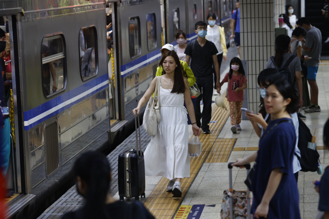 0403花蓮大地震震度達芮氏規模7.2級，造成花蓮地區交通受損，3日晚間台鐵車站湧現人潮準備搭車返鄉。（陳信翰攝）