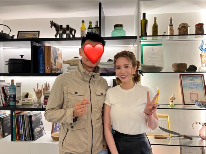 愛雅（右）跟偶像合體。（日丞國際企業提供）