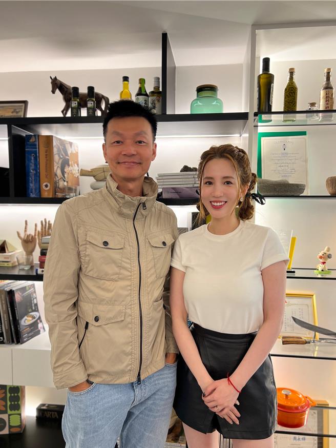 愛雅（右）向李國煌學習到很多直播技巧。（日丞國際企業提供）