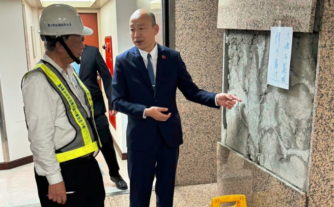 韩国瑜在脸书PO出他亲自勘查立法院地震灾损的照片，网友直呼暖心，事必躬亲是全民榜样。（图／取自韩国瑜脸书）