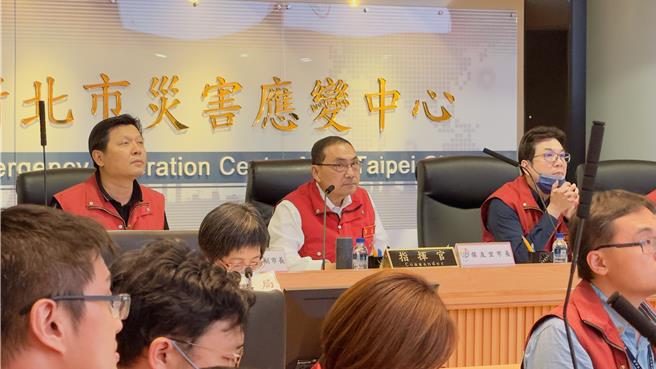 新北市災害應變中心晚間舉行第4次工作會報，侯友宜指示相關單位隨時掌握後續狀況。（呂健豪攝）