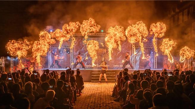 「2024金寧乡石蚵文化季」将由「即将成真火舞团」担任压轴演出，精彩的表演要让民眾HIGH翻整个文化季。(图／徐士恩摄影、金寧乡公所提供)