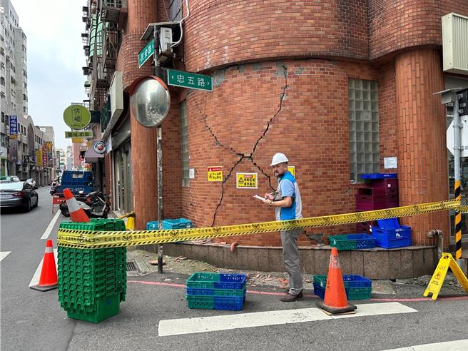 桃園申請損害鑑定共75件，其中29件已派技師勘查，多為牆體龜裂、磁磚破損，暫無結構上立即危險。(都發局提供／蔡依珍桃園傳真)