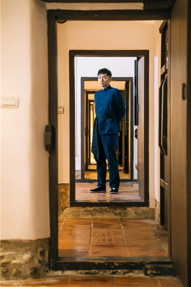 桃園市政府觀光旅遊局長周柏吟穿客家衣為桃園城市變裝嘉年華暖身。(觀旅局提供／蔡依珍桃園傳真)