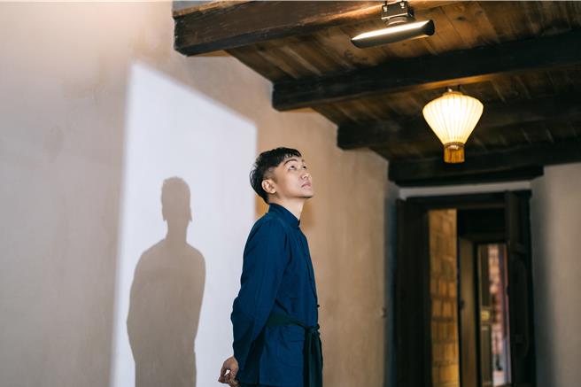 桃園市政府觀光旅遊局長周柏吟穿客家衣為桃園城市變裝嘉年華暖身。(觀旅局提供／蔡依珍桃園傳真)