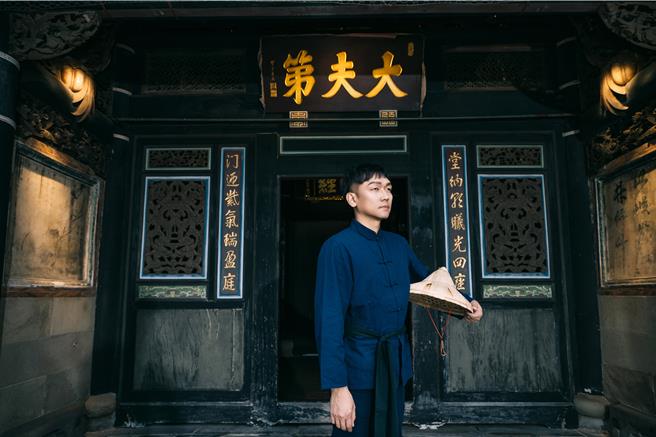 桃園市政府觀光旅遊局長周柏吟穿客家衣為桃園城市變裝嘉年華暖身。(觀旅局提供／蔡依珍桃園傳真)