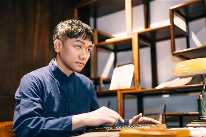 桃園市政府觀光旅遊局長周柏吟穿客家衣為桃園城市變裝嘉年華暖身。(觀旅局提供／蔡依珍桃園傳真)