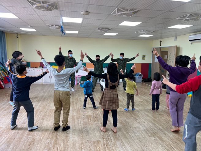 陆军步兵第249旅「龙虎爱心社」邀集热衷爱心公益的官兵，提前陪伴幼童们欢度儿童节。(249旅提供)