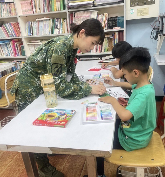 陆军步兵第249旅「龙虎爱心社」邀集热衷爱心公益的官兵，提前陪伴幼童们欢度儿童节。(249旅提供)